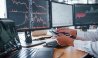 白酒回暖 古井贡酒涨超2% 规模最大的消费ETF(159928)午后涨近1%持续溢价 最近2日连续净流入近2200万元